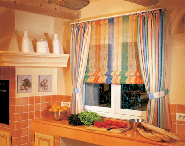 Оригинальные римские шторы на кухню