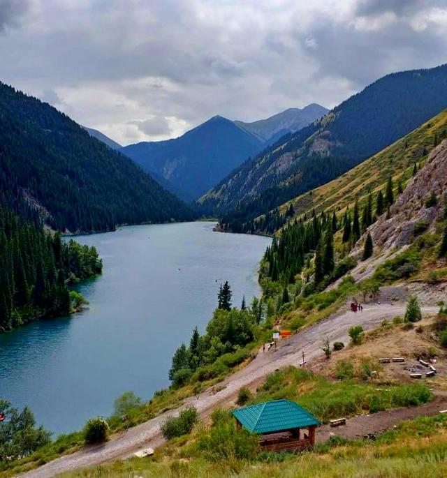 Озеро Кольсай фото девушка